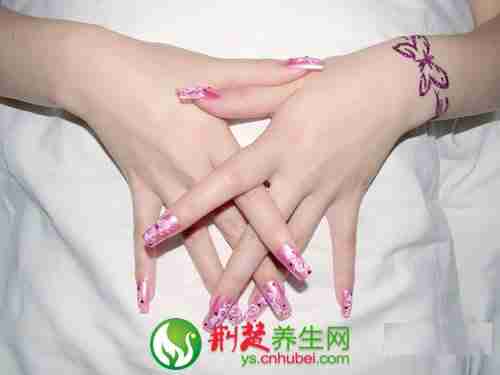 搓手弯腰3分钟缓解偏头痛