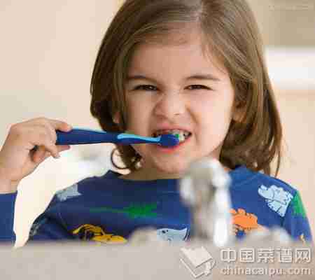 冬天刷牙宜用冷水还是热水？